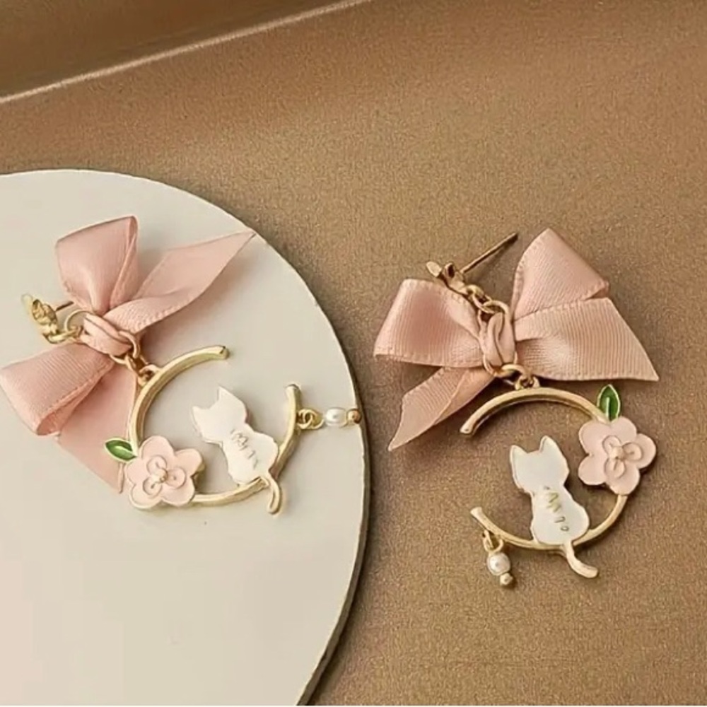 BNWOT adorable kitty and bow dangles
